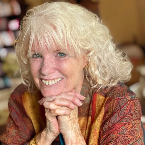 Headshot of Lesley Bannatyne smiling and resting her chin on clasped hands